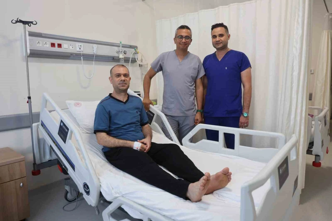 Sırtındaki 10 yıllık kitlenin içinden 1 buçuk kilogramlık tü
