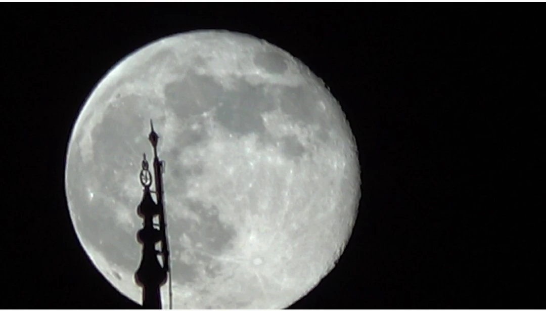 Şişkin ay görsel şölen sundu
