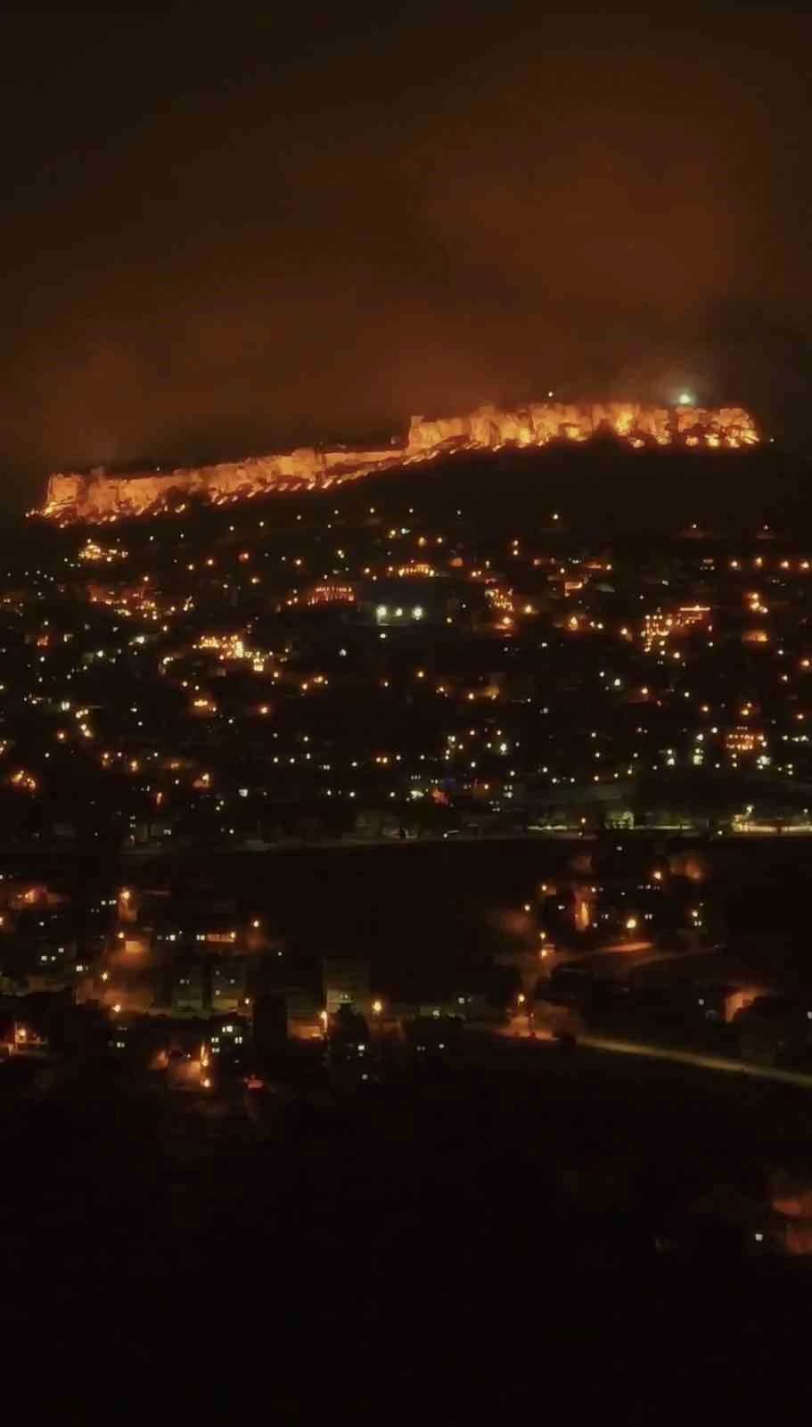 Sisle b&uuml;t&uuml;nleşen Mardin gecesi kartpostallık g&ouml;r&uuml;nt&uuml;ler oluşturdu
