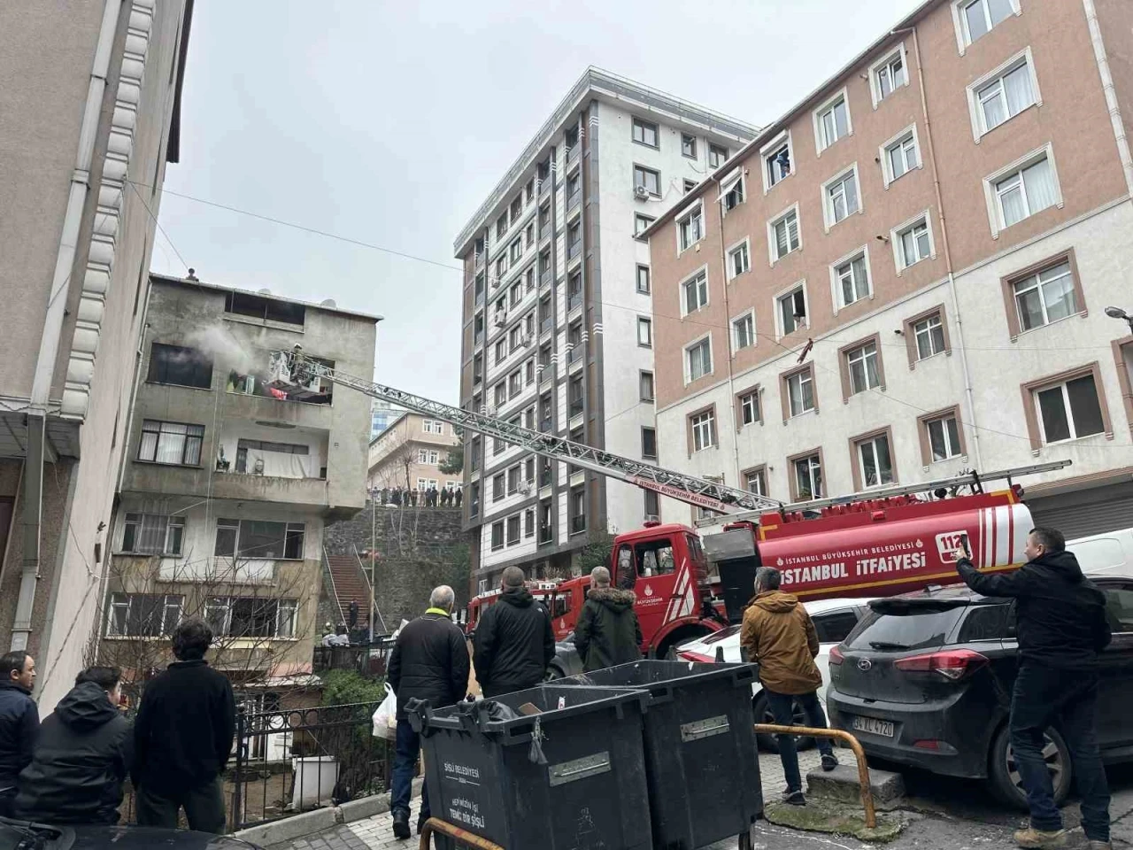 Şişli&rsquo;de 5 katlı binada korkutan yangın
