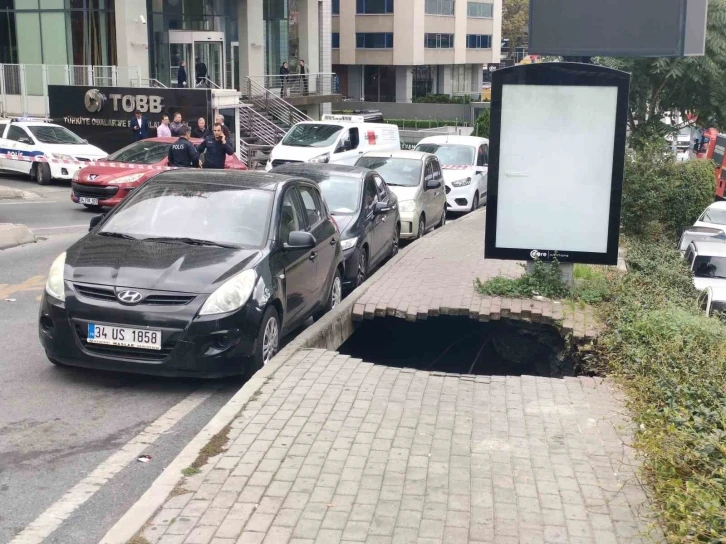 Şişli&rsquo;de kaldırım &ccedil;&ouml;kt&uuml;, &ccedil;ukura d&uuml;şen kadın yaralandı
