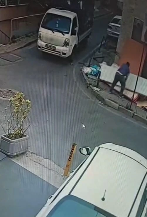 Şişli’de kamyonetten indirdiği atık eşyaları sokağa böyle bıraktılar
