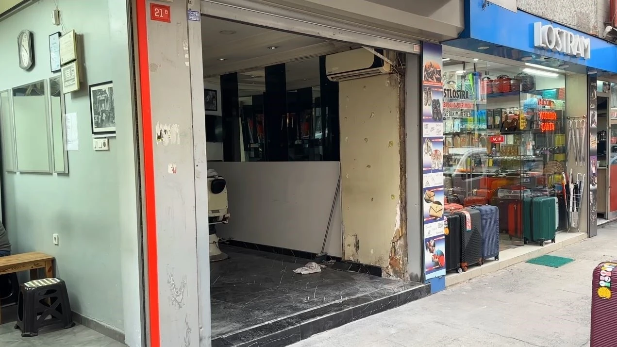Şişli&rsquo;de otomobili park edecekken d&uuml;kkana daldı
