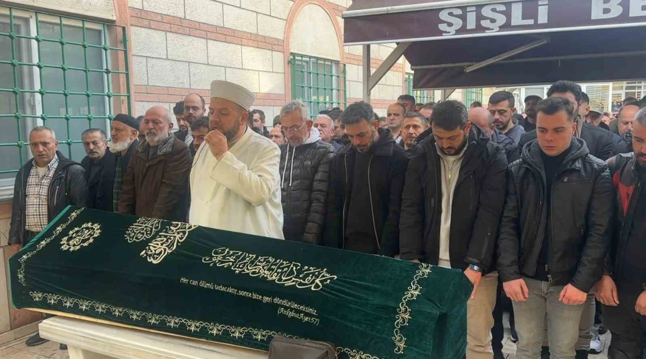 Şişli&rsquo;de otomobilin kaldırıma &ccedil;ıkarak yayaların arasına daldığı kazada &ouml;len kişi son yolculuğuna uğurlandı
