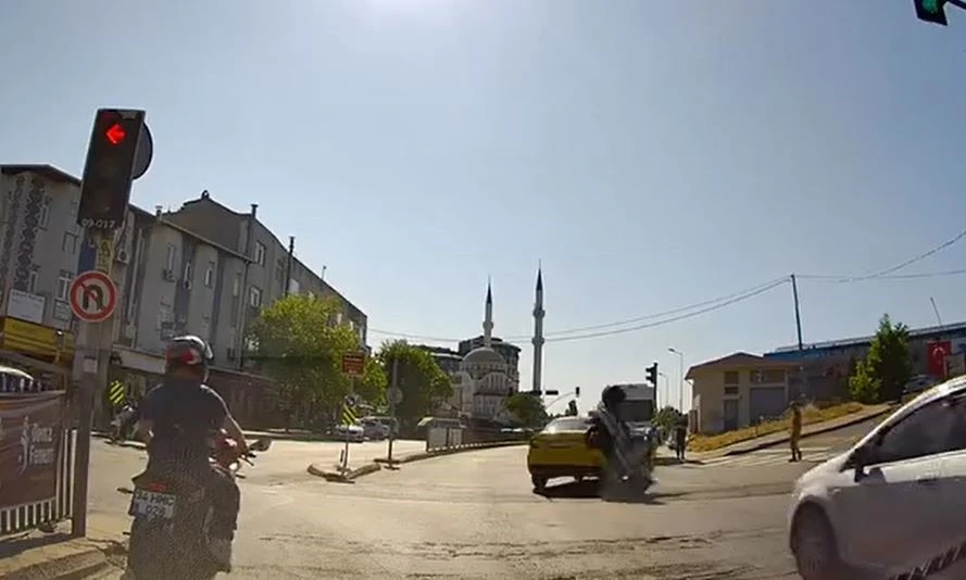 Şişli’de taksi ile çarpışan motosiklet sürücüsü yaralandı
