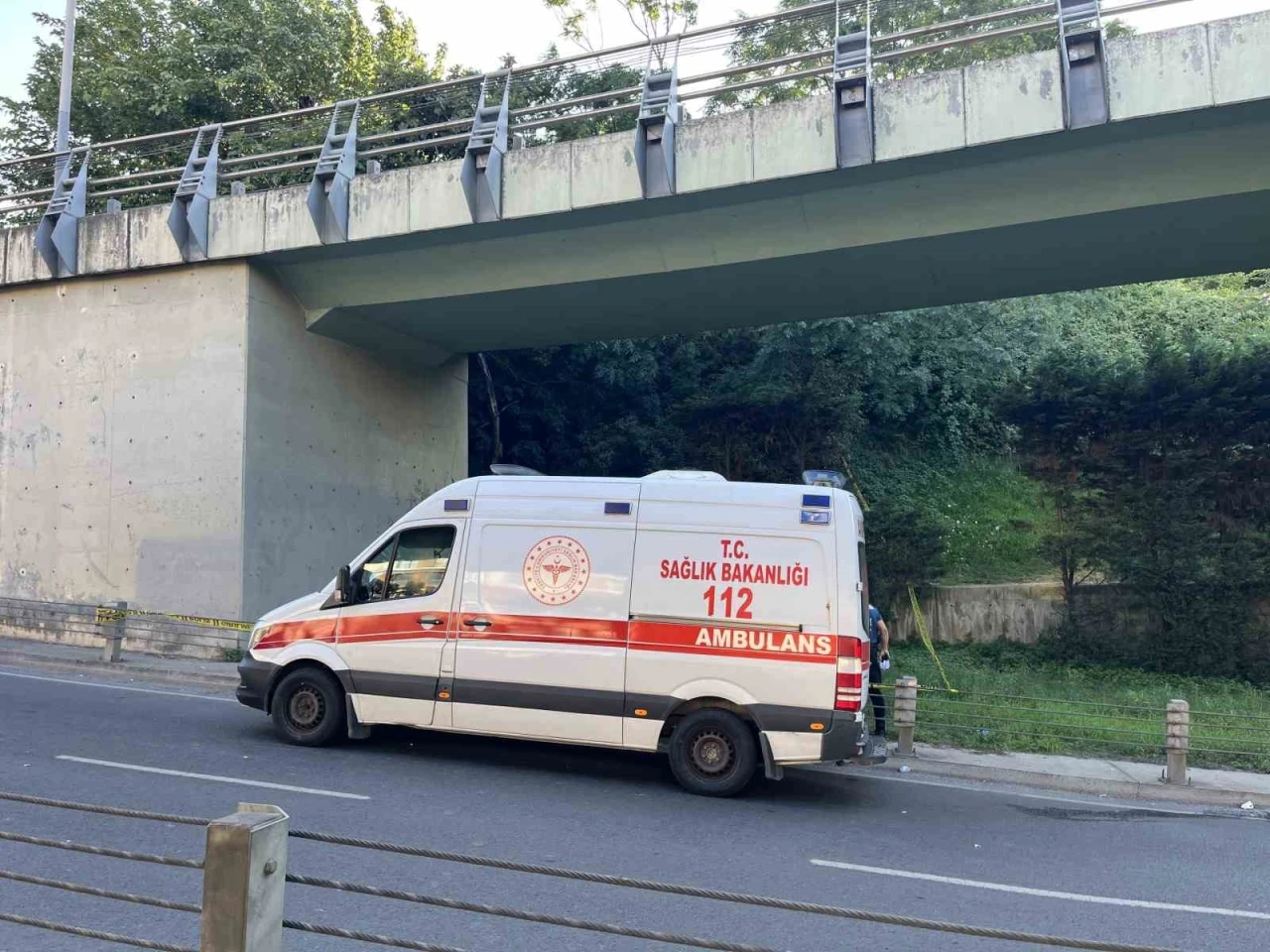 Şişli&rsquo;de yol kenarındaki yeşil alanda erkek cesedi bulundu
