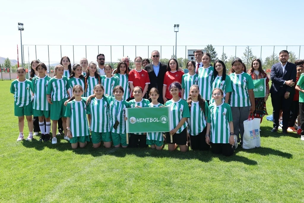 Sivas Belediyesi tarafından d&uuml;zenlenen Yaz Spor Okulları a&ccedil;ıldı
