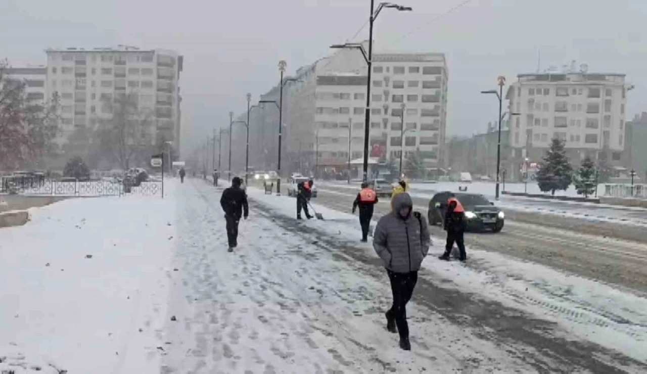 Sivas i&ccedil;in sarı kod uyarısı yapılmıştı, beklenen kar yağışı başladı
