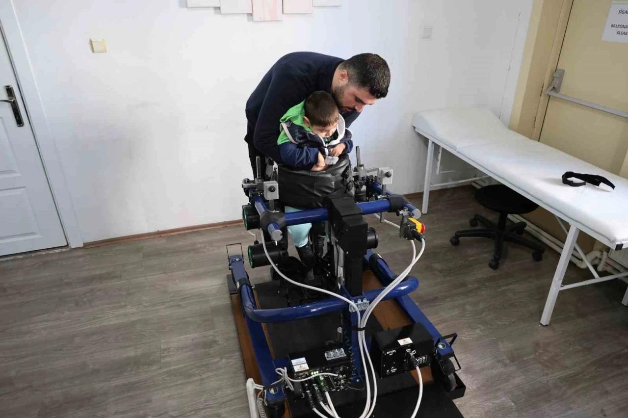 Sivas&rsquo;ın ilk ve tek mobil y&uuml;r&uuml;me robotu y&uuml;r&uuml;me g&uuml;&ccedil;l&uuml;ğ&uuml; &ccedil;eken &ccedil;ocuklara umut oluyor
