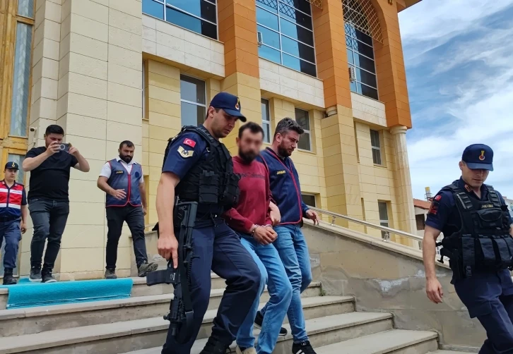 Sivas’ın Şarkışla ilçesinde arazi anlaşmazlığı nedeniyle 1 kişiyi öldürüp 2 kişiyi yaralayan şahıs tutuklandı