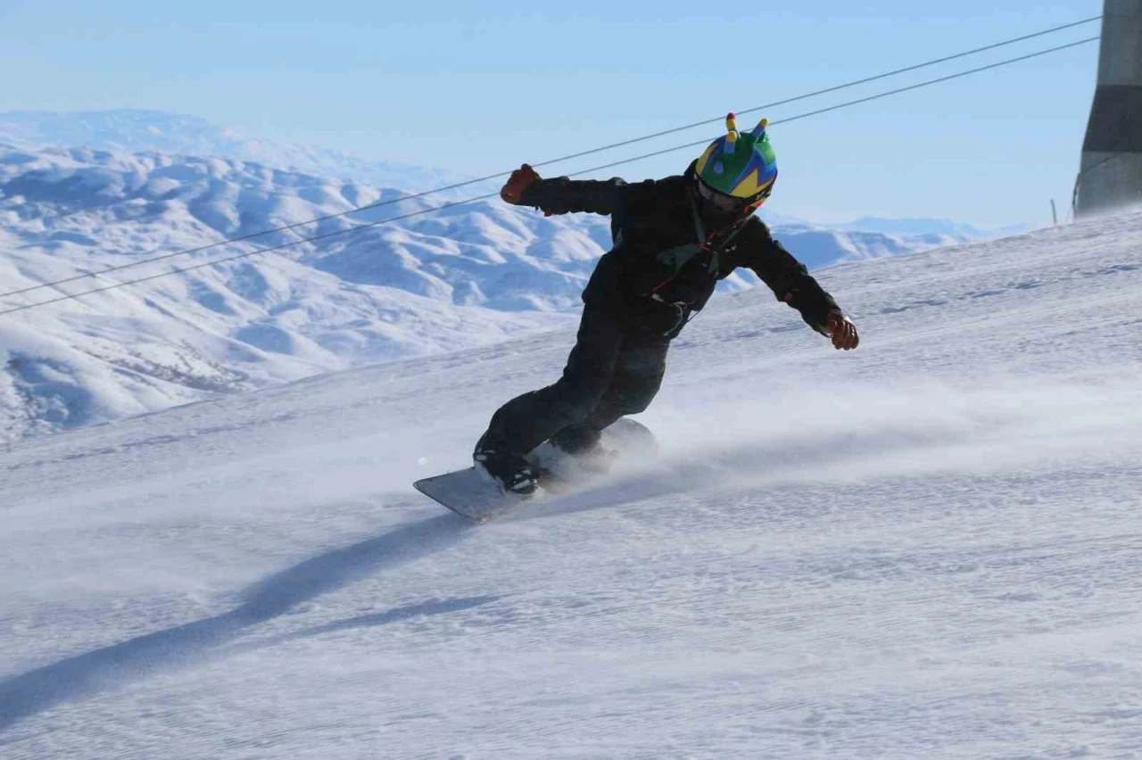 Sivas&rsquo;ın &rsquo;Yıldız&rsquo;ında sezon a&ccedil;ıldı, kayakseverler T&uuml;rkiye&rsquo;nin en gen&ccedil; kayak merkezinde buluştu
