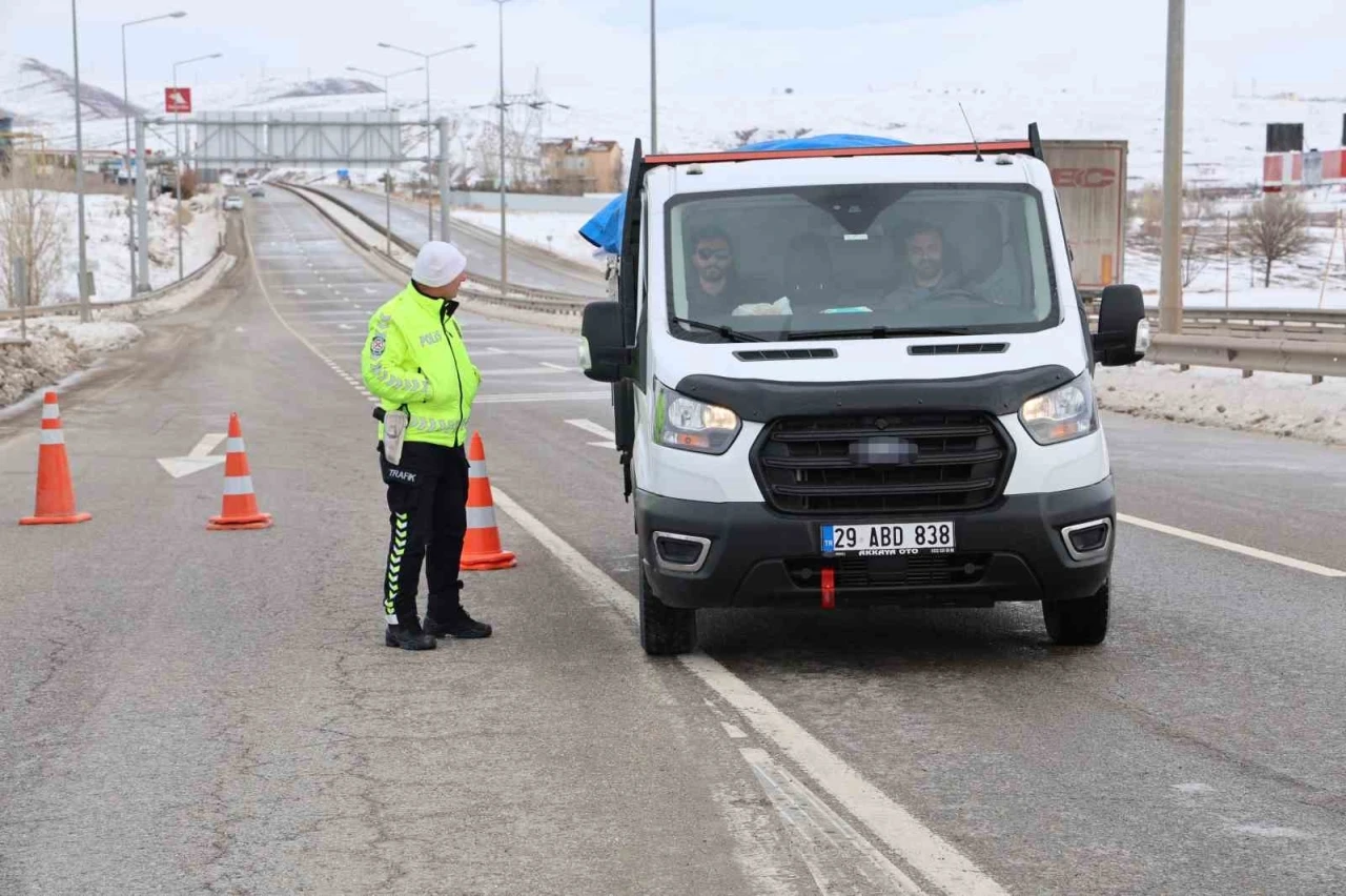 Sivas-Kayseri kara yolu ara&ccedil; ulaşımına kapatıldı
