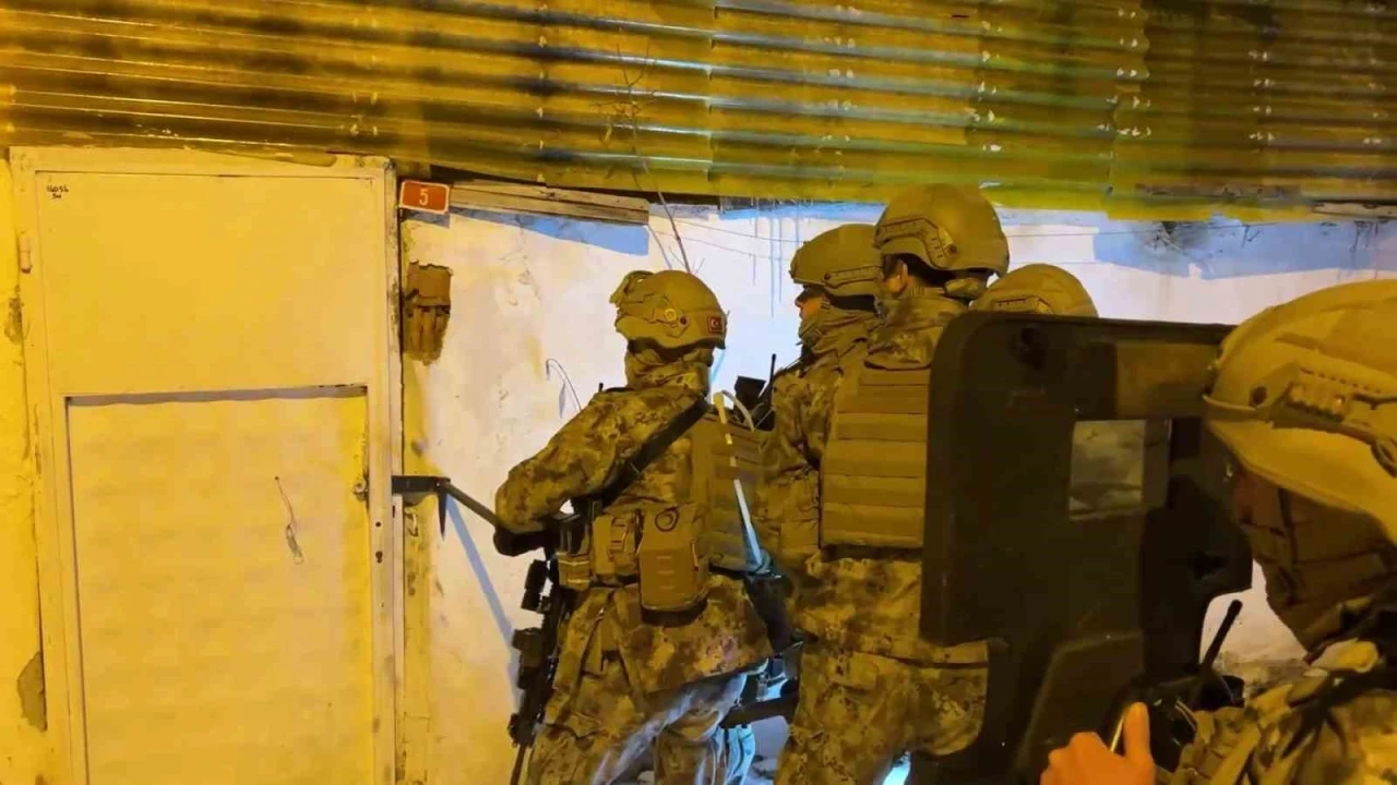 Sivas merkezli siber dolandırıcılık operasyonu, 18 ş&uuml;pheliden 11&rsquo;i tutuklandı
