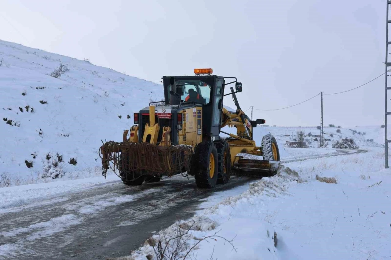 Sivas&rsquo;ta 126 yerleşim yerinin yolu ulaşıma kapalı
