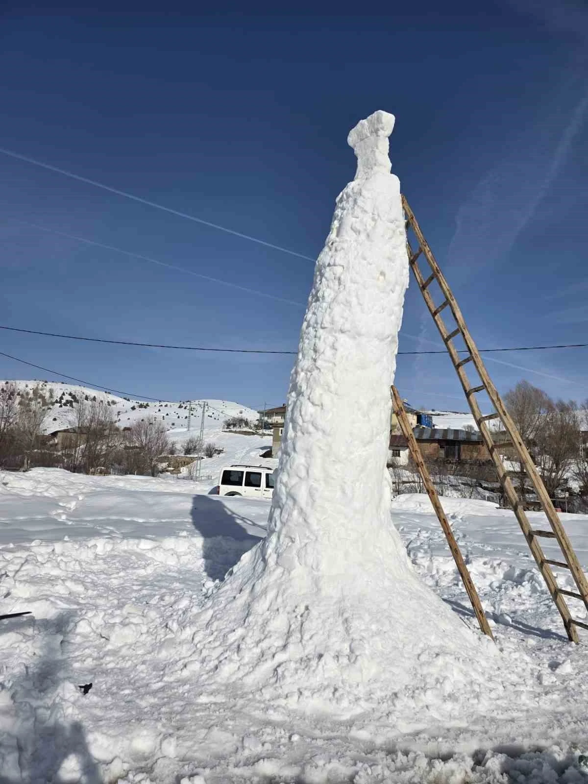 Sivas&rsquo;ta 8 metre uzunluğundaki kardan adam kuleyi andırdı
