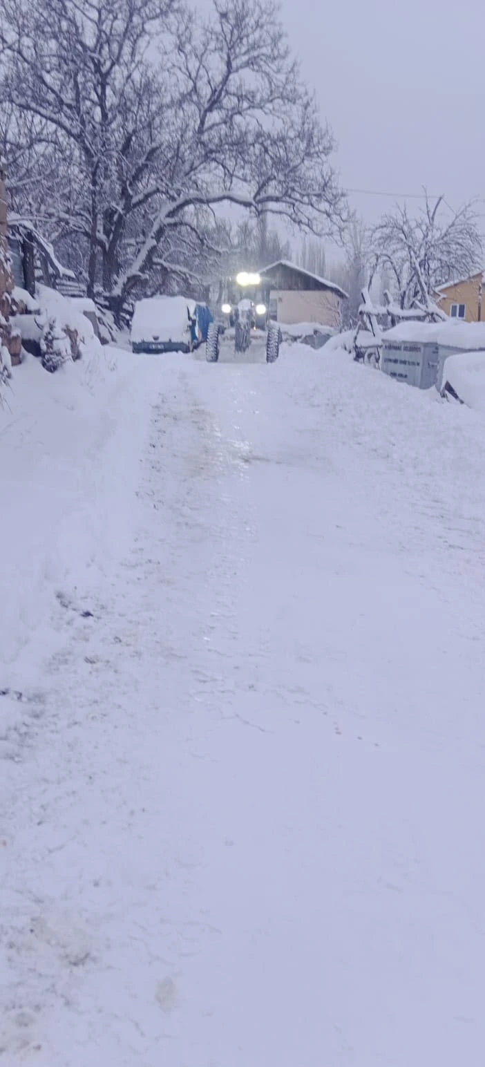 Sivas&rsquo;ta 850&rsquo;e yakın k&ouml;y yolu ara&ccedil; ulaşımına kapandı
