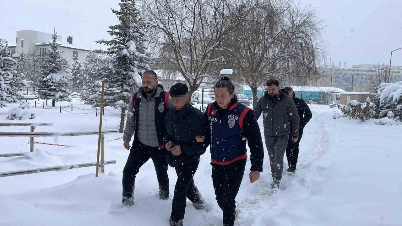 Sivas&rsquo;ta adliyeye sevk edilen cinayet ş&uuml;phelisi tutuklandı
