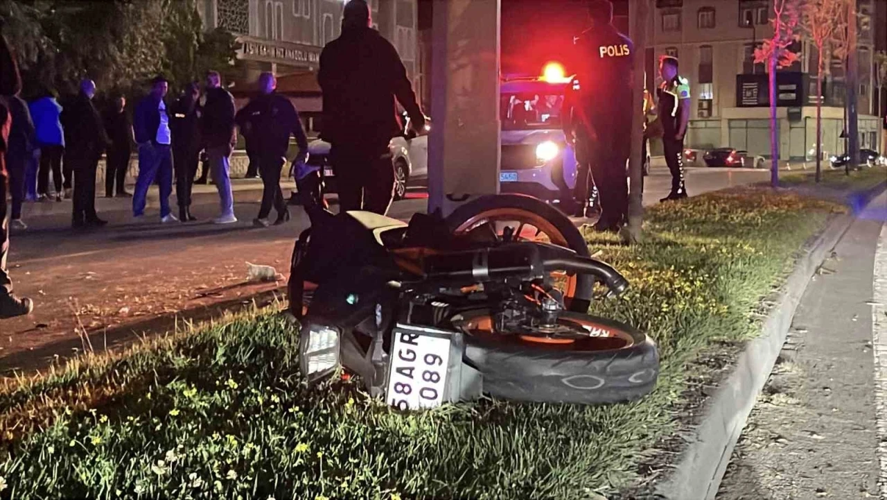 Sivas&rsquo;ta aydınlatma direğine &ccedil;arpan motosikletteki 2 kişi yola savruldu: 2 ağır yaralı
