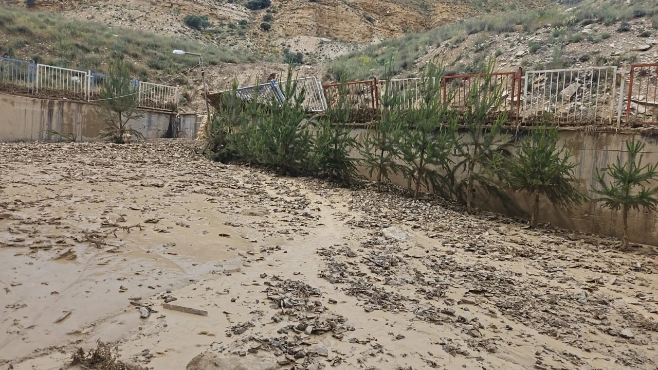 Sivas’ta bir anda başlayan dolu okulda hasara neden oldu
