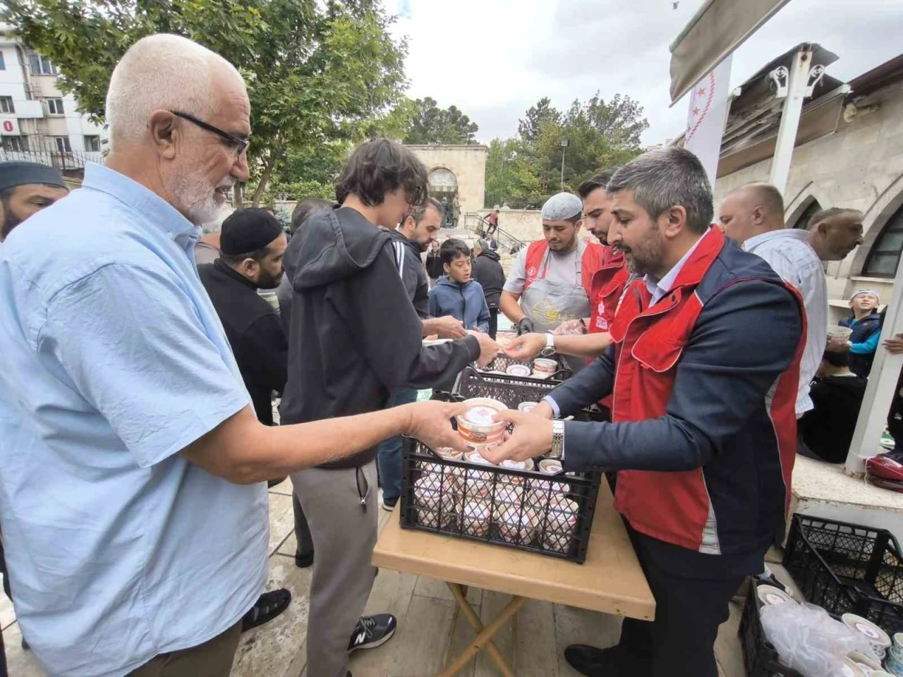 Sivas’ta cuma namazı çıkışı aşure ikramı
