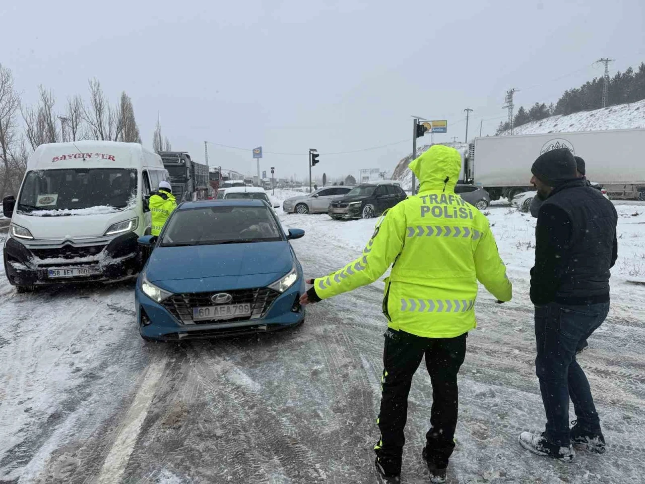Sivas&rsquo;ta etkili olan kar, hayatı durma noktasına getirdi
