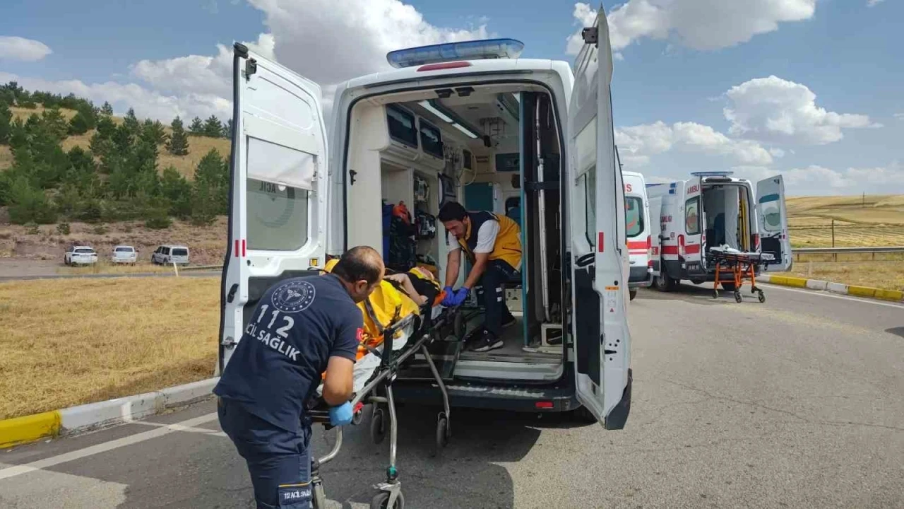Sivas&rsquo;ta feci kaza: 1&rsquo;i ağır 8 yaralı
