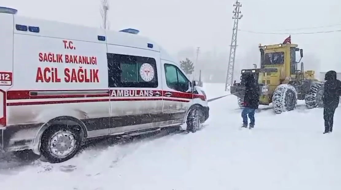 Sivas&rsquo;ta hamile kadın rahatsızlandı, kapanan yolu a&ccedil;mak i&ccedil;in ekipler seferber oldu

