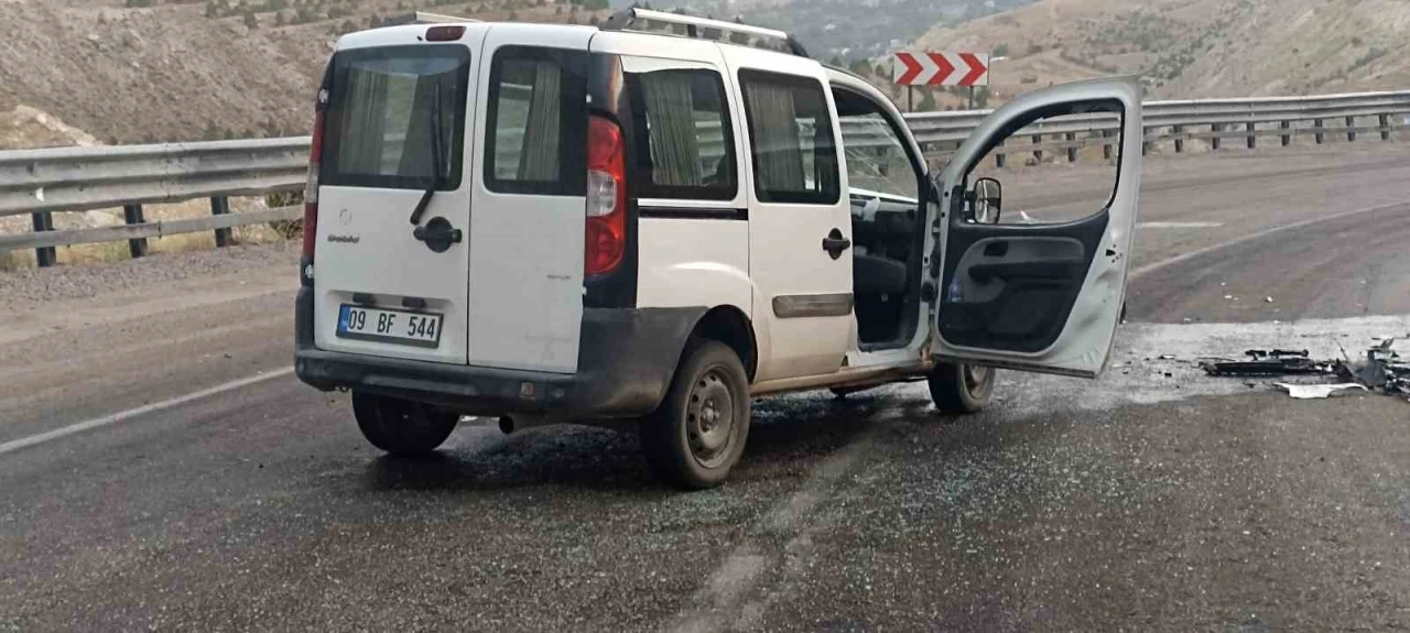 Sivas’ta iki araç kafa kafaya çarpıştı: 4 yaralı
