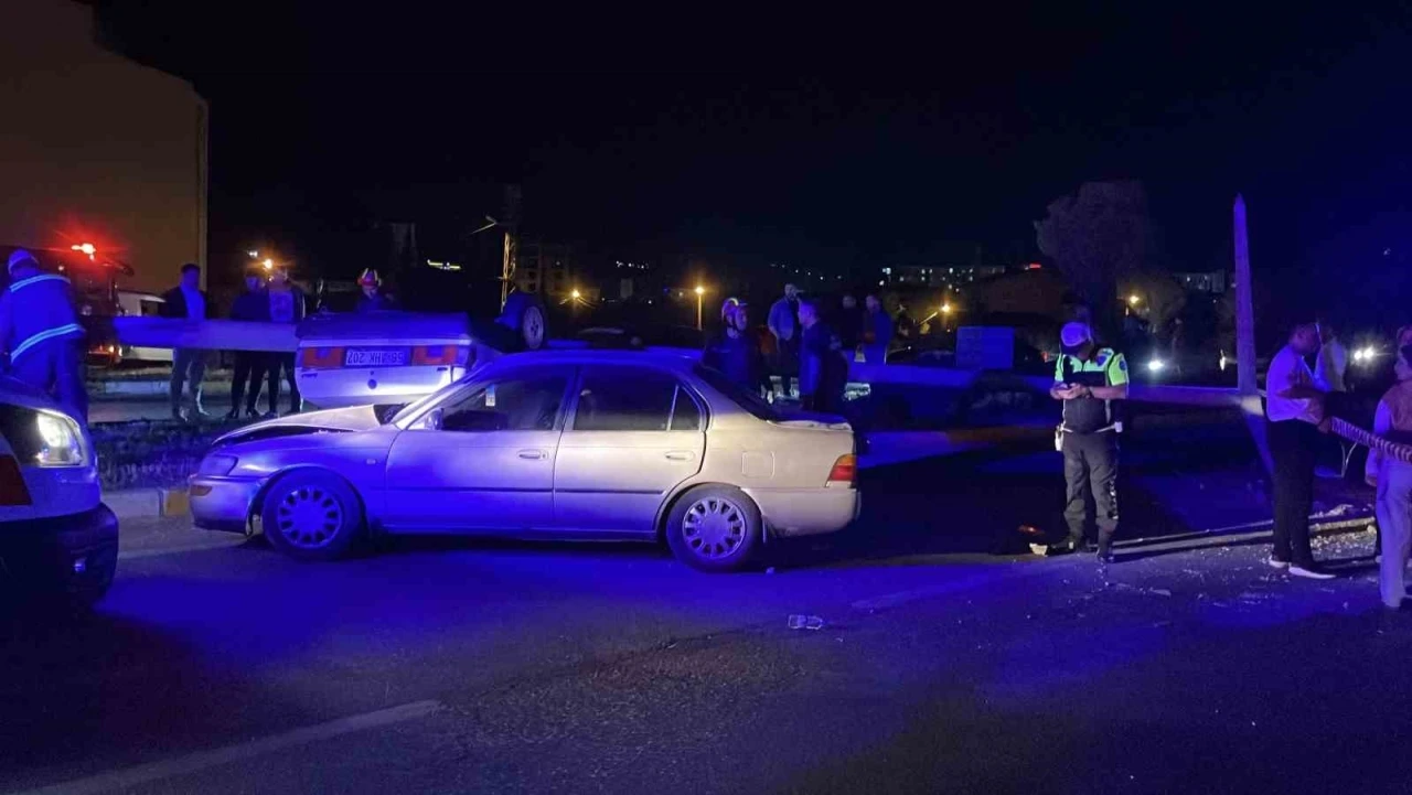 Sivas&rsquo;ta iki otomobil &ccedil;arpıştı: 2&rsquo;si &ccedil;ocuk 5 yaralı
