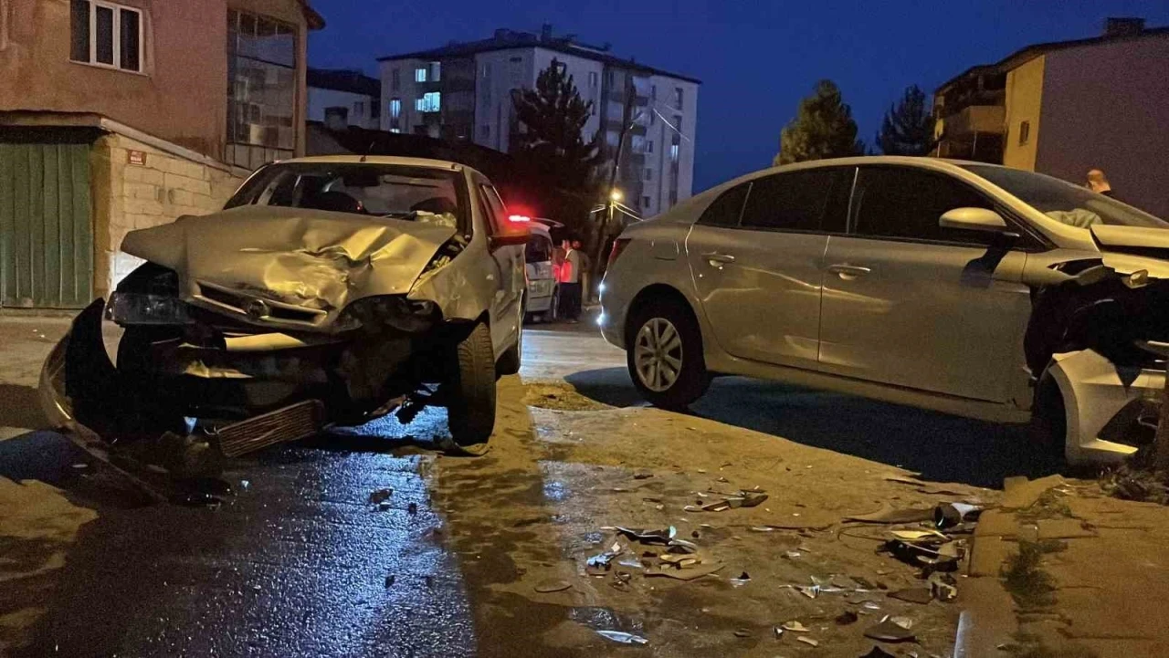 Sivas’ta iki otomobil çarpıştı: 6 kişi yaralandı
