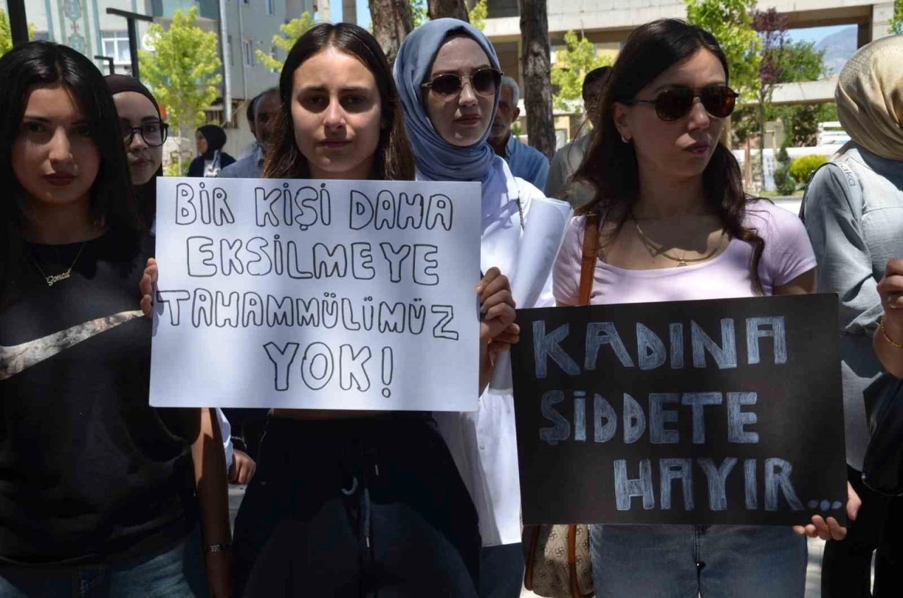 Sivas’ta kadınlar, 3 çocuk annesi Gonca Özdemir için yürüdü

