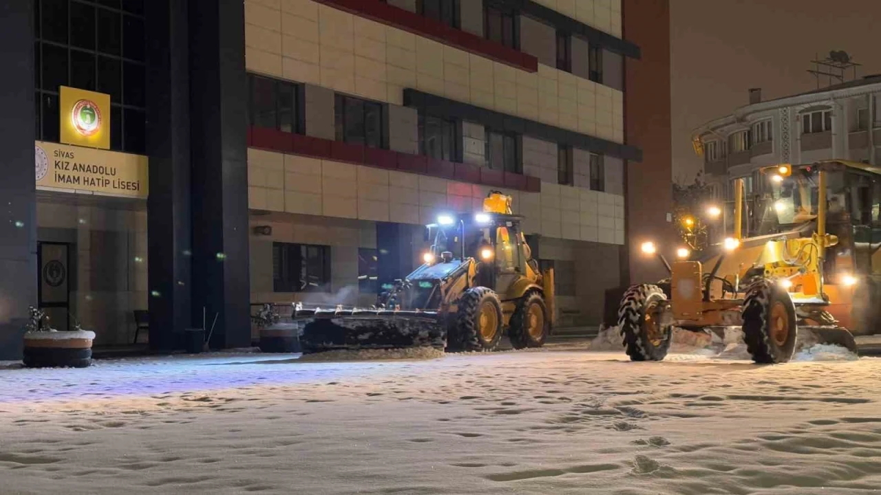 Sivas’ta kar temizleme çalışmaları aralıksız devam ediyor
