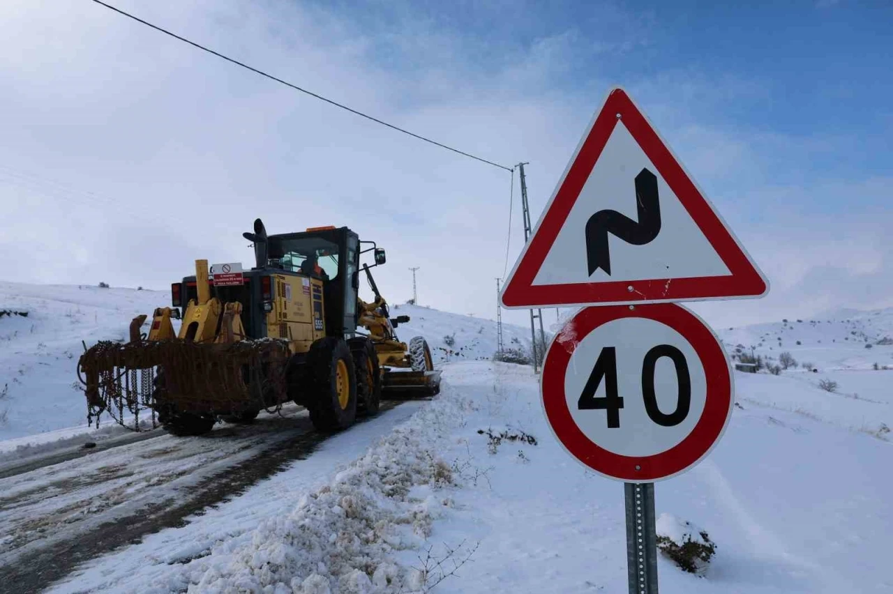 Sivas&rsquo;ta karla kaplı yolda hayat kurtaran seferberlik
