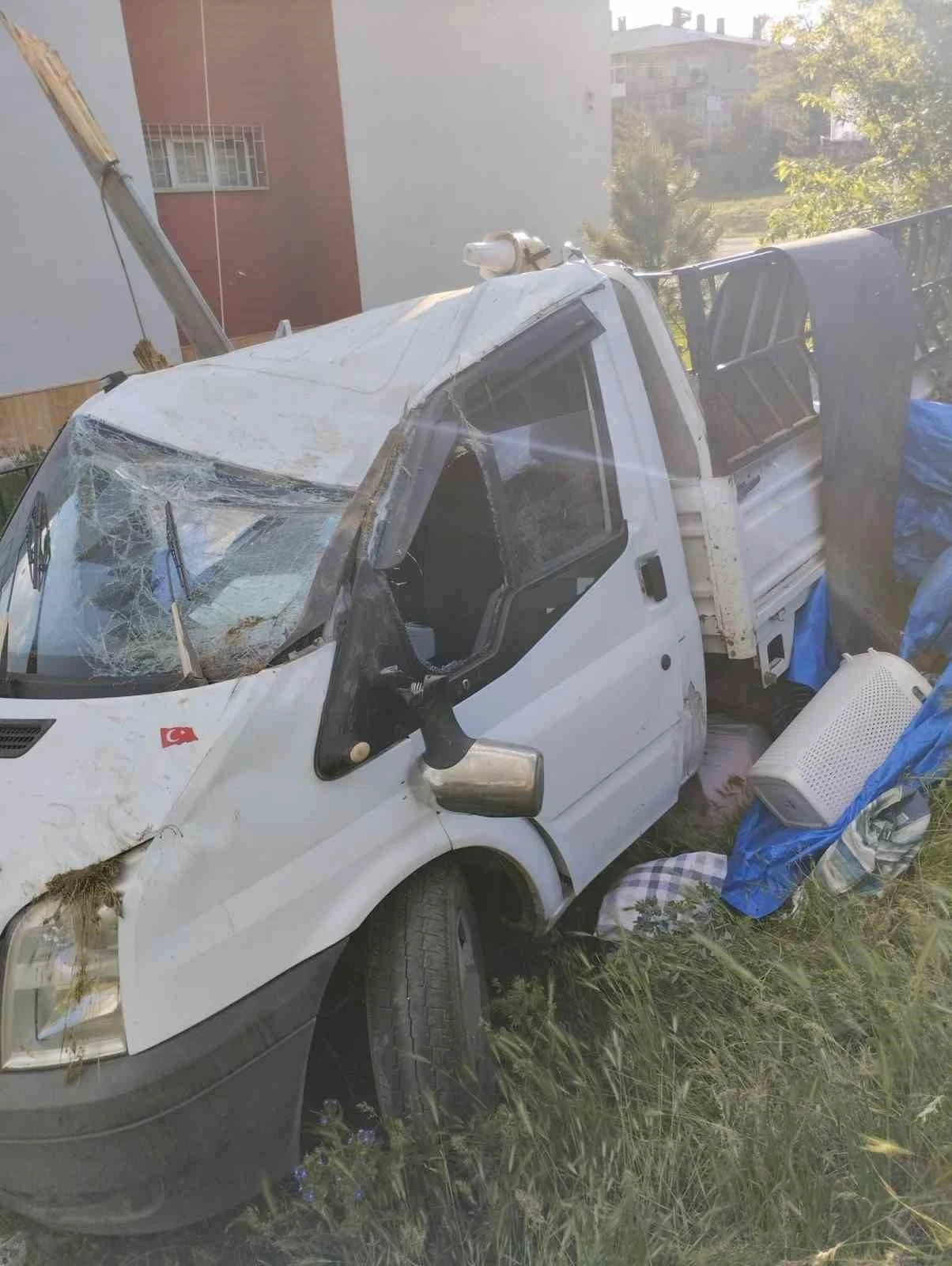 Sivas&rsquo;ta kontrolden &ccedil;ıkan kamyonet duvara &ccedil;arptı: 4 yaralı
