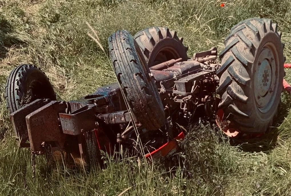 Sivas&rsquo;ta kontrolden &ccedil;ıkan trakt&ouml;r devrildi: 1 ağır yaralı
