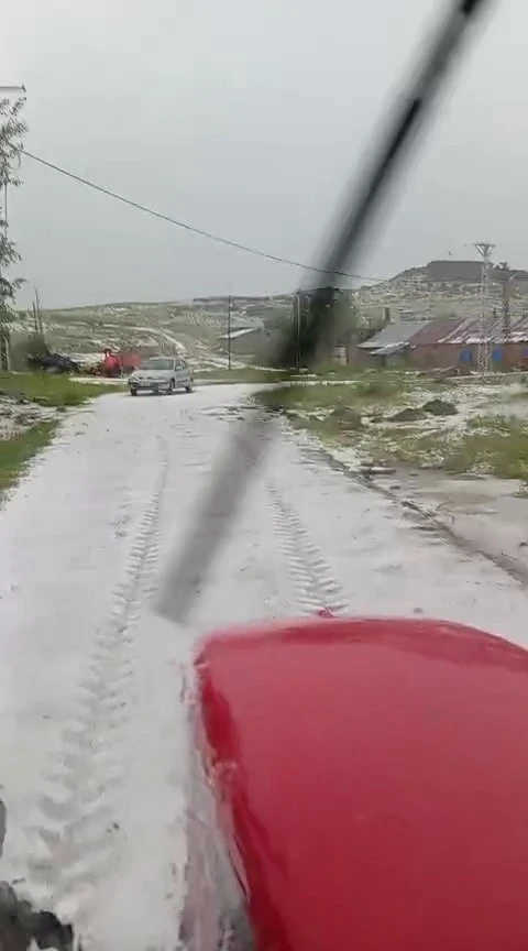 Sivas&rsquo;ta kuvvetli dolu yağışı beraberinde sele neden oldu
