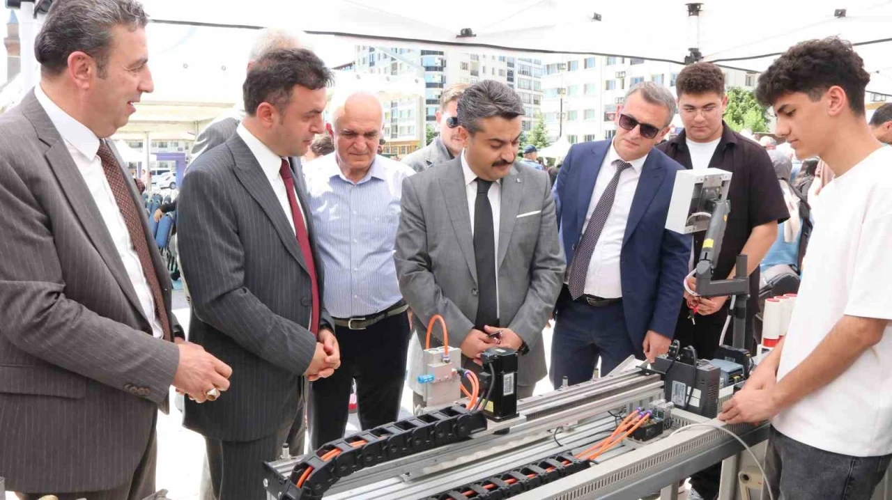 Sivas&rsquo;ta Mesleki ve Teknik Eğitim Okulları Tanıtım Şenliği D&uuml;zenlendi
