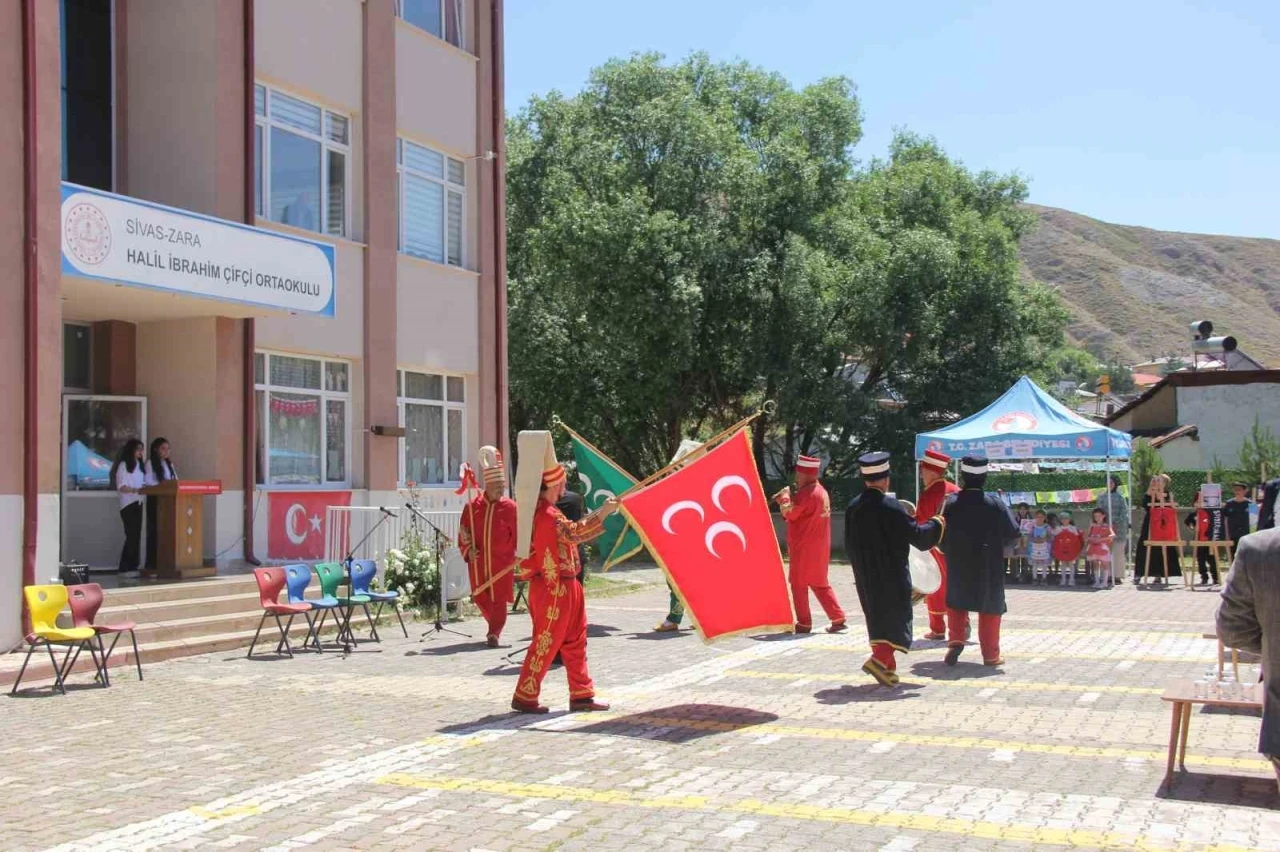 Sivas&rsquo;ta &ouml;ğrenciler okula g&uuml;le oynaya veda etti
