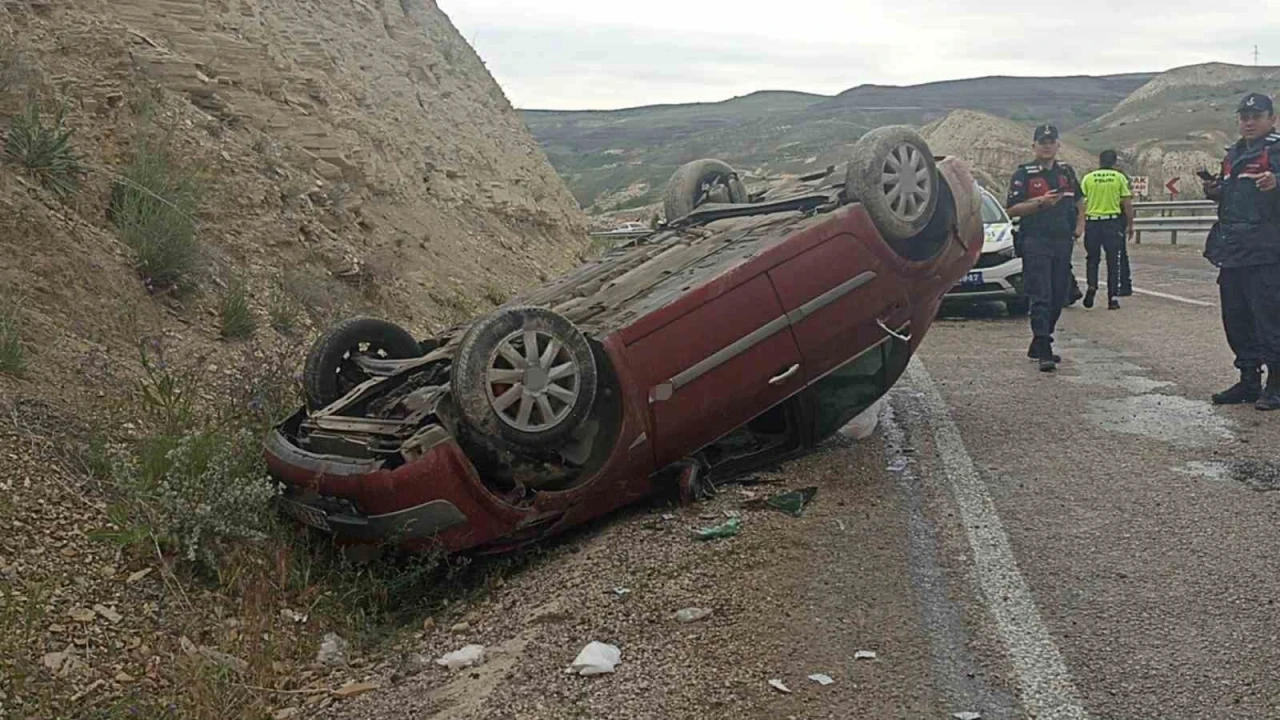 Sivas&rsquo;ta otomobil takla attı: 2&rsquo;si ağır 3 kişi yaralandı
