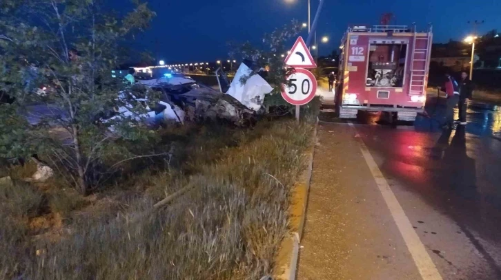 Sivas’ta refüjdeki ağaç ve direklere çarpan otomobil hurdaya döndü: 4 yaralı
