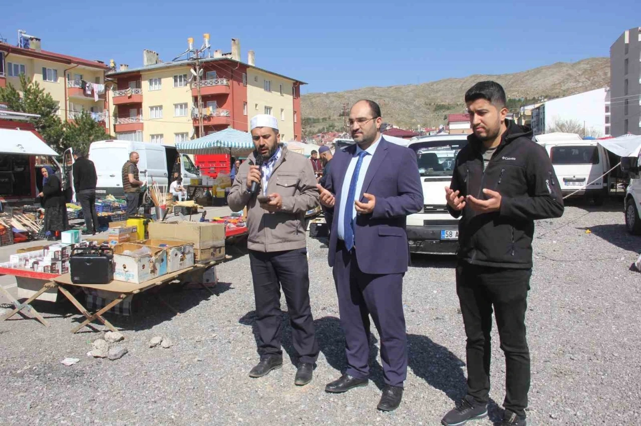Sivas’ta semt pazarında her hafta alış-veriş dualarla başlıyor
