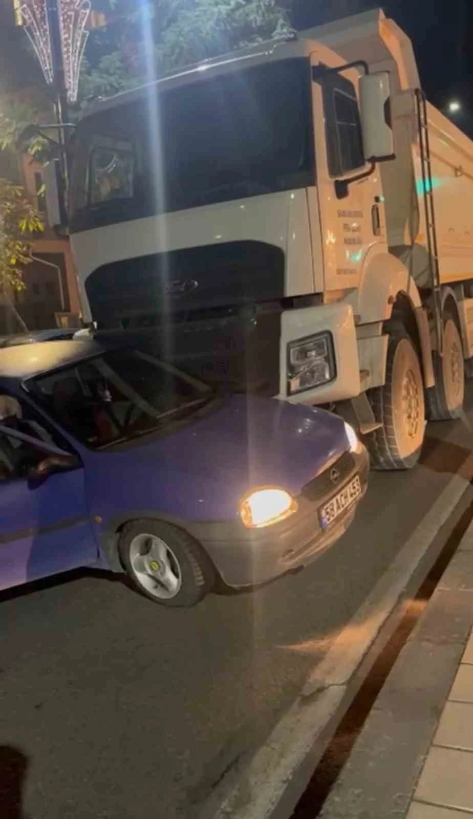 Sivas’ta seyir halindeki kamyon otomobile çarptı
