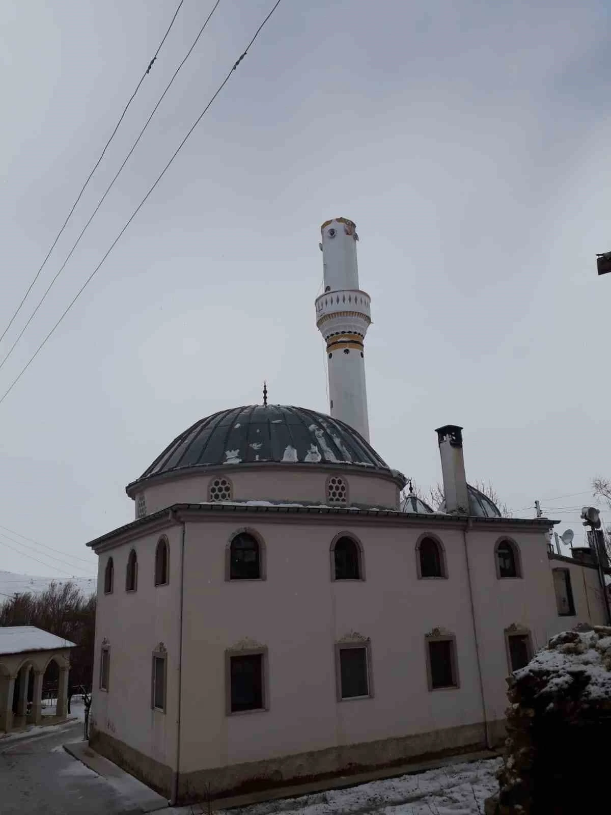 Sivas&rsquo;ta şiddetli r&uuml;zgar cami minaresinin k&uuml;lahını u&ccedil;urdu

