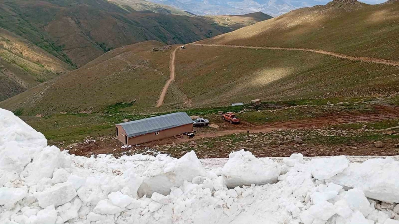 Sivas&rsquo;ta temmuz ayında karla m&uuml;cadele &ccedil;alışmaları s&uuml;r&uuml;yor
