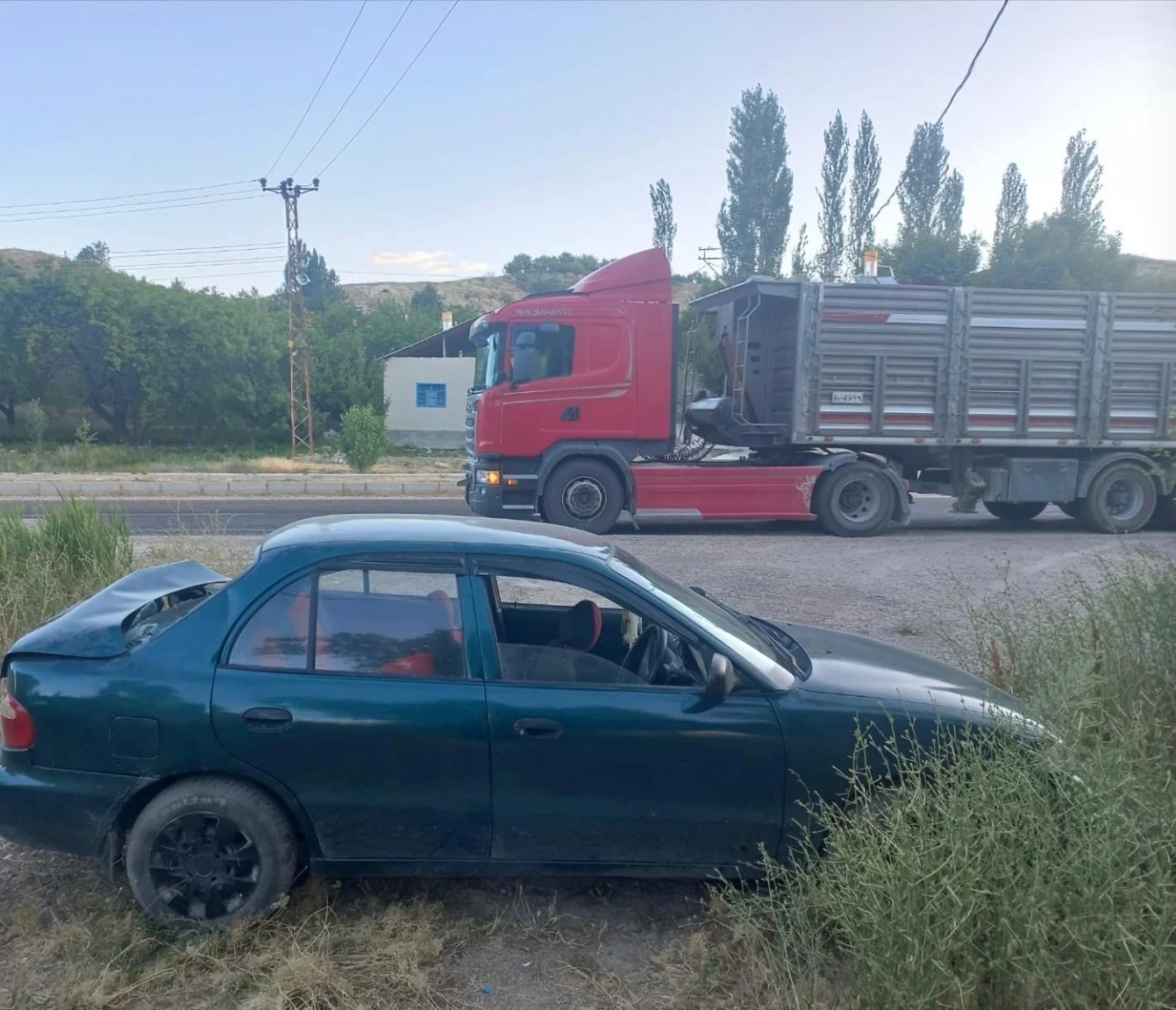 Sivas’ta tır ile otomobil çarpıştı: 2 yaralı
