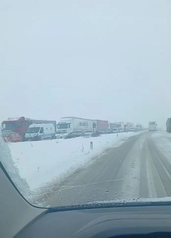 Sivas&rsquo;ta ulaşıma kar engeli: Sivas-Malatya ve Sivas-Kayseri kara yolları trafiğe kapatıldı
