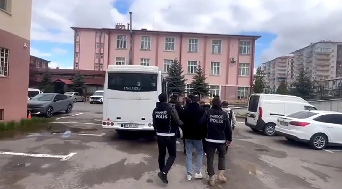 Sivas’ta uyuşturucu ticaretine yönelik yapılan operasyonda 8 kişi tutuklandı
