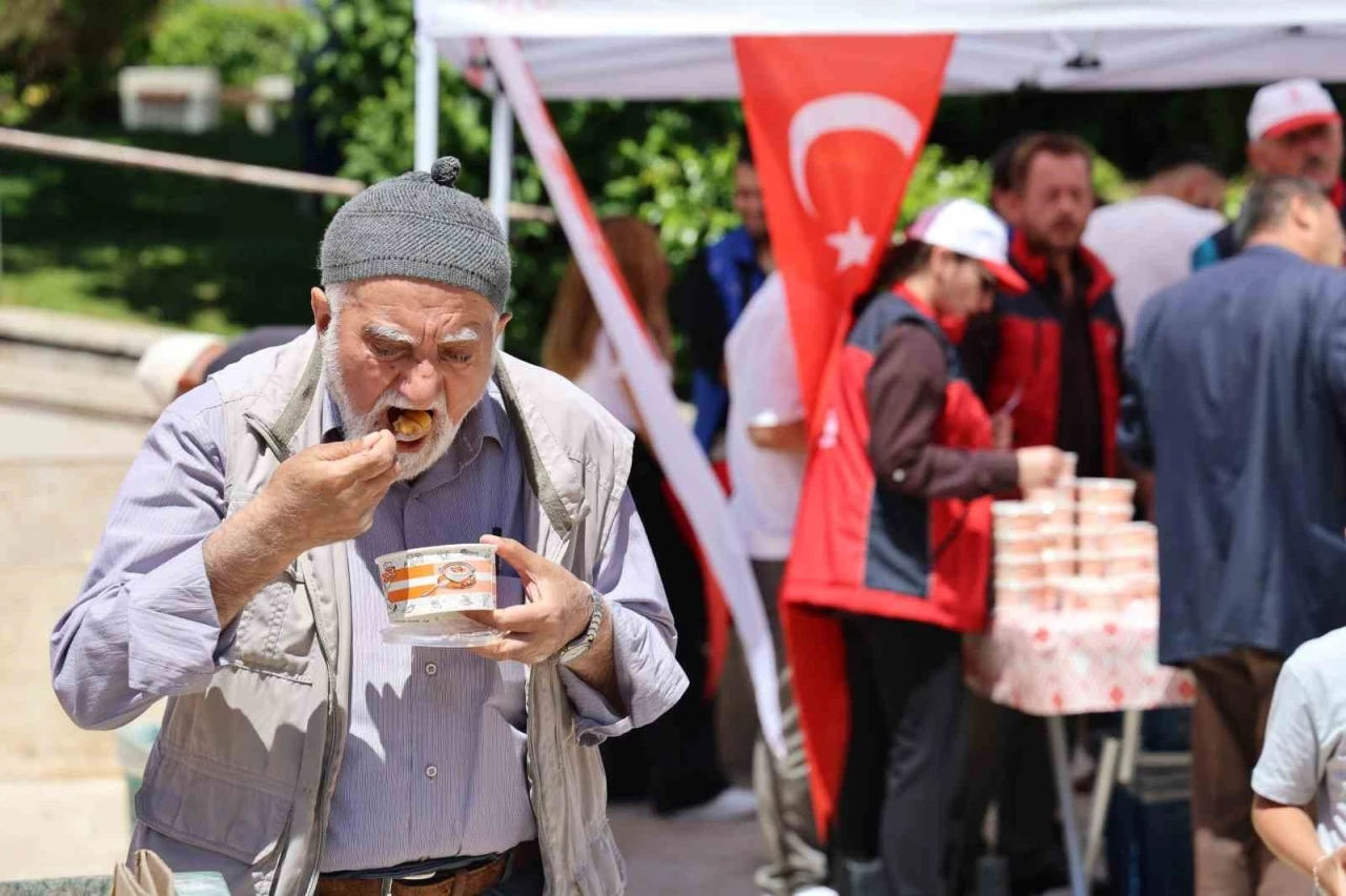 Sivas&rsquo;ta vatandaşlara aşure dağıtıldı
