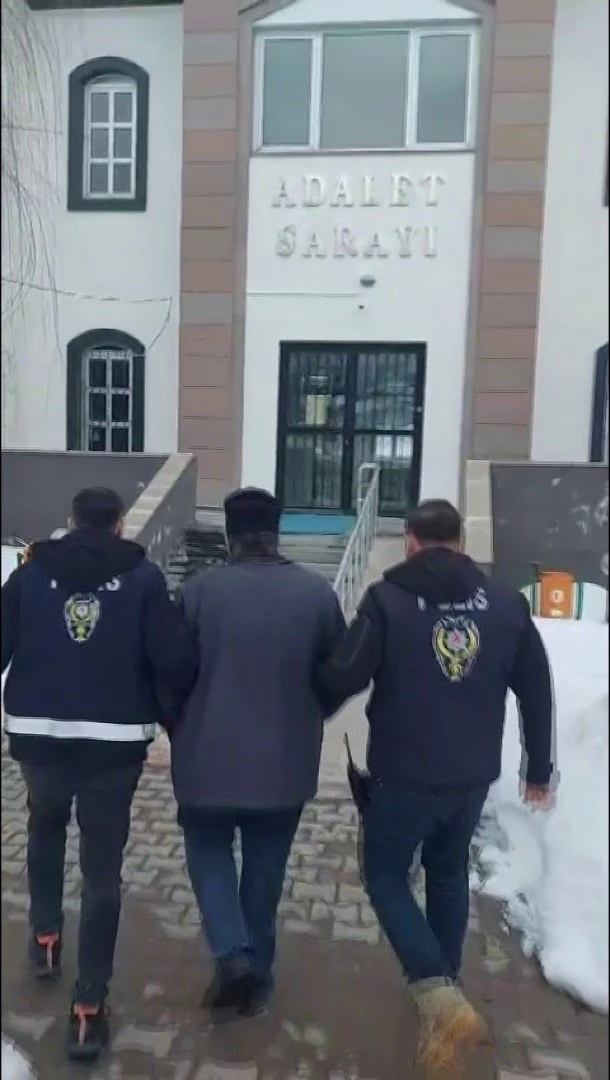 Sivas&rsquo;ta yakalanan firari h&uuml;k&uuml;ml&uuml; cezaevine g&ouml;nderildi
