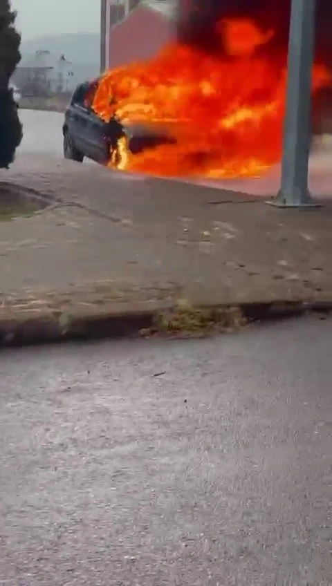 Sivas’ta yanan araç, alev topuna döndü
